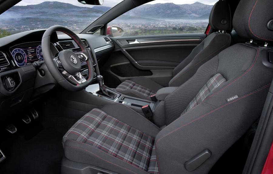 Интерьер Volkswagen Golf GTI 3-Door 2017 года  (UK) (фото 13 из 33)